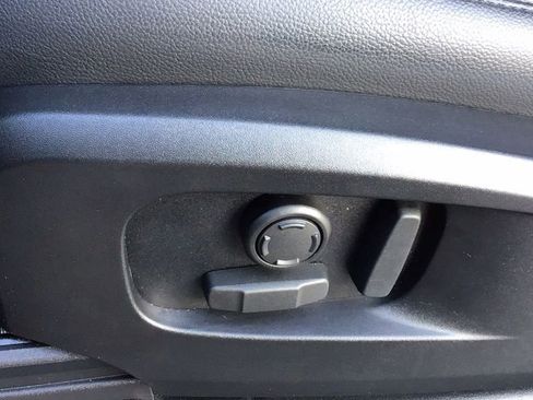 Used 2023 Land Rover Defender 90 SE image 19