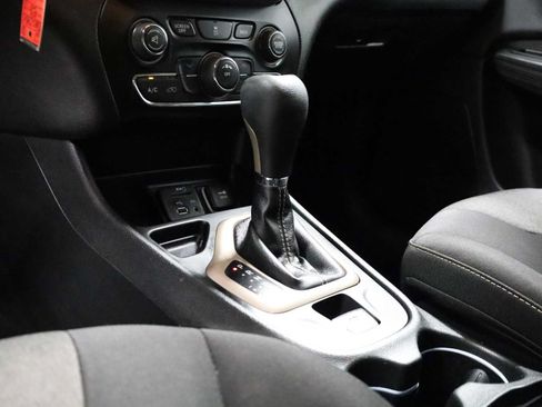 Used 2014 Jeep Cherokee Latitude w/ Cold Weather Group FWD image 27