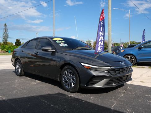 Used 2024 Hyundai Elantra SEL FWD image 3