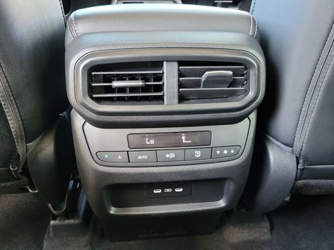 Used 2025 Honda Pilot Touring image 17