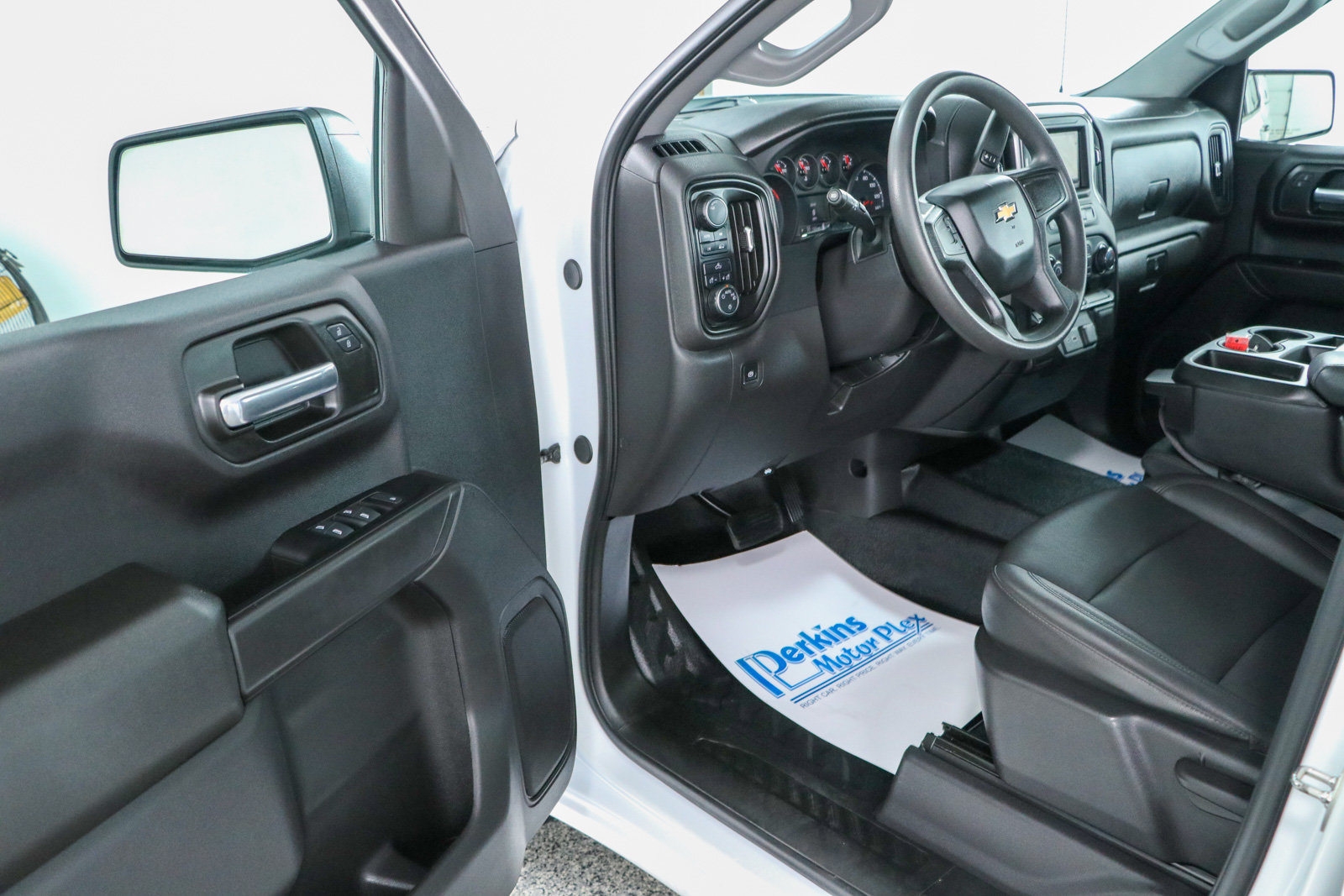 Used 2024 Chevrolet Silverado 1500 W/T w/ Trailering Package AWD/4WD image 3