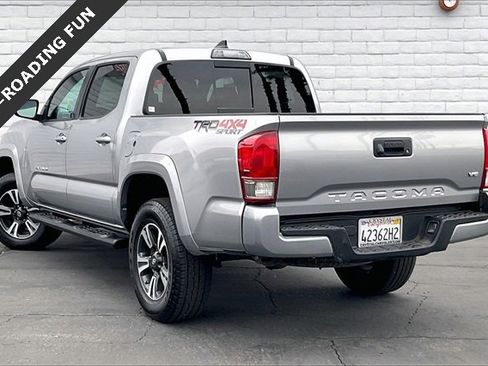 Used 2017 Toyota Tacoma TRD Sport image 10