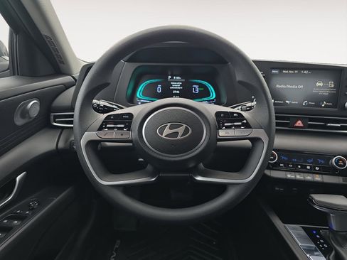 Used 2025 Hyundai Elantra Hybrid FWD image 11