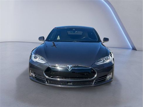 Used 2015 Tesla Model S 70D image 2