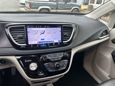 Used 2022 Chrysler Pacifica Touring-L image 36