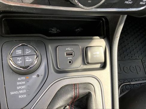 Used 2020 Jeep Cherokee Trailhawk w/ Cold Weather Group AWD/4WD image 30
