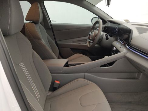 Used 2024 Hyundai Elantra Blue image 21