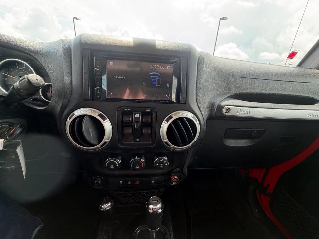 Used 2018 Jeep Wrangler Unlimited Sahara w/ Connectivity Group AWD/4WD image 28