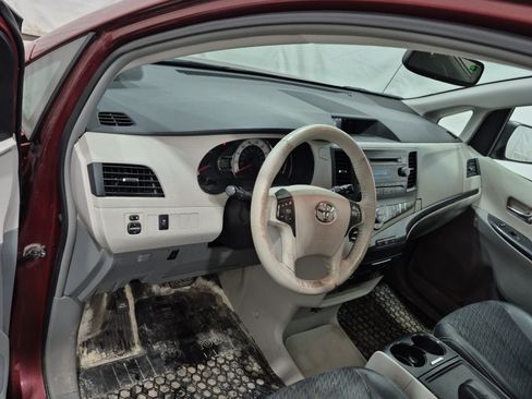 Used 2014 Toyota Sienna SE FWD image 9