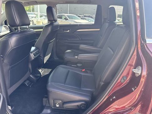 Used 2019 Toyota Highlander XLE AWD/4WD image 14
