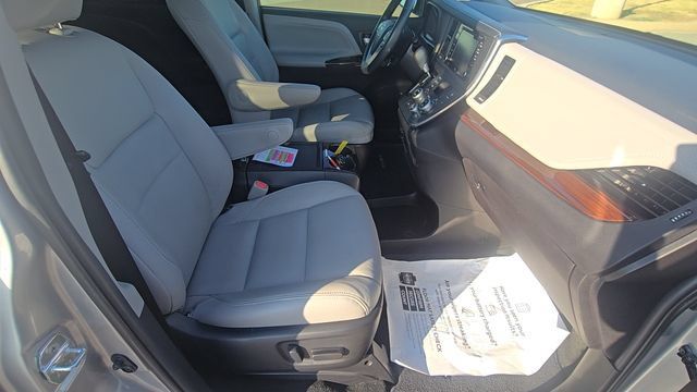 Used 2018 Toyota Sienna Limited FWD image 15