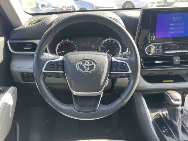 Used 2023 Toyota Highlander XLE AWD/4WD image 13