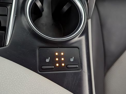 Used 2020 Toyota Camry XLE image 19