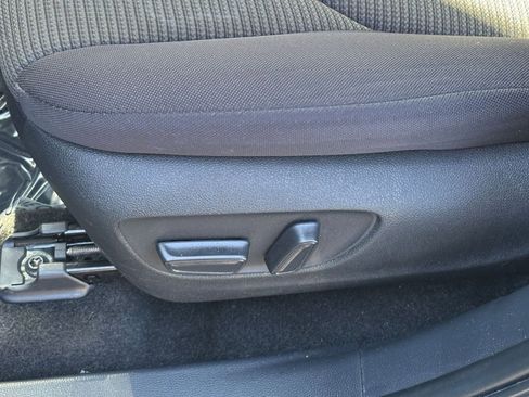 Used 2025 Toyota Highlander LE image 24