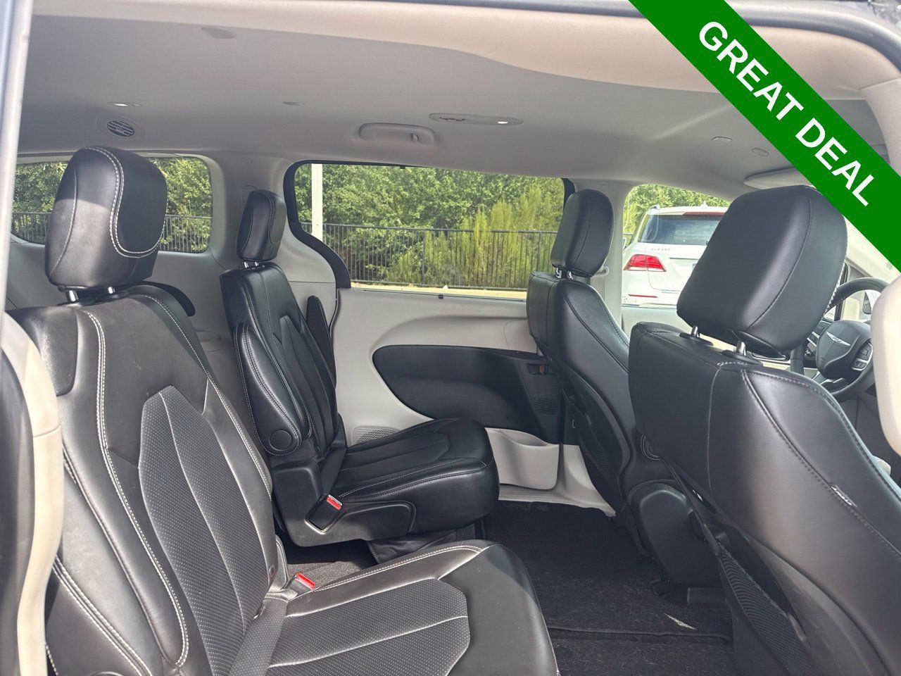 Used 2024 Chrysler Pacifica Touring-L FWD image 11
