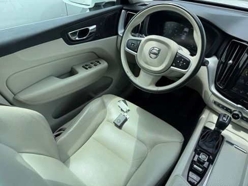 Used 2019 Volvo XC60 T5 Momentum w/ Multimedia Package AWD/4WD image 8