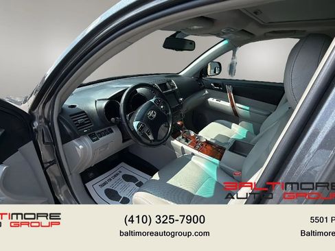 Used 2012 Toyota Highlander Limited w/ Tow Pkg AWD/4WD image 9