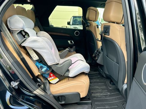 New 2025 Land Rover Discovery Dynamic SE image 12