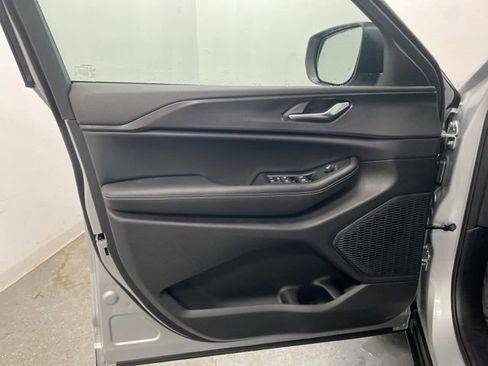 Used 2025 Jeep Grand Cherokee Laredo X w/ Luxury Tech Group I image 18