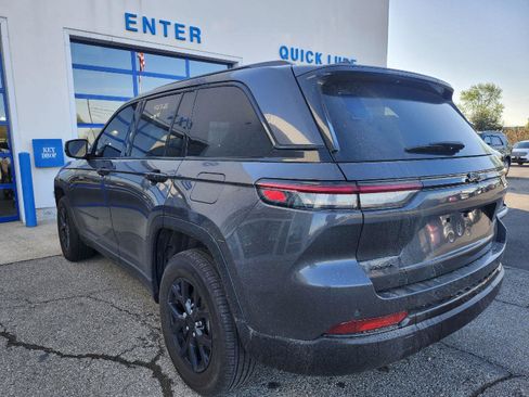 Used 2024 Jeep Grand Cherokee Altitude image 3