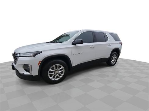 Used 2023 Chevrolet Traverse LS image 4