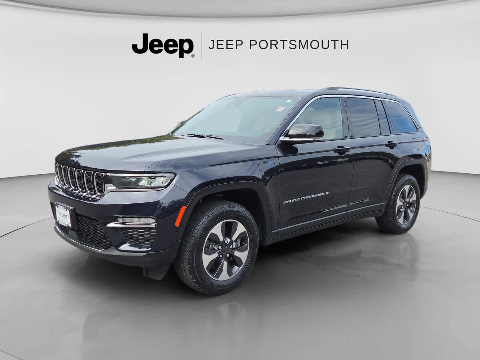 Used 2023 Jeep Grand Cherokee 4WD 4xe image 3