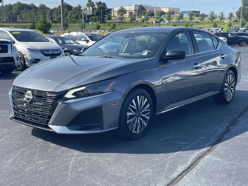 Used 2025 Nissan Altima 2.5 SV FWD image 3