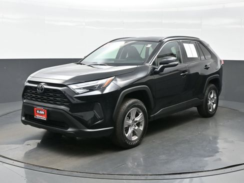 Used 2025 Toyota RAV4 XLE AWD/4WD image 2