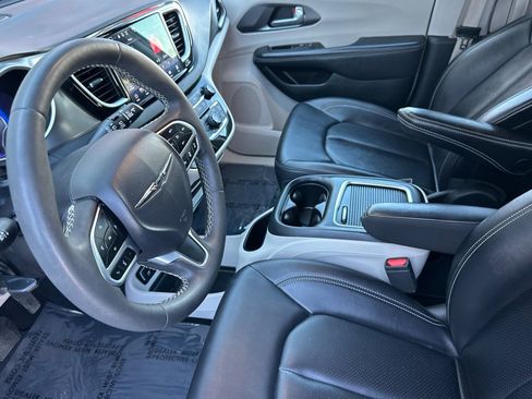 Used 2024 Chrysler Pacifica Touring-L image 7