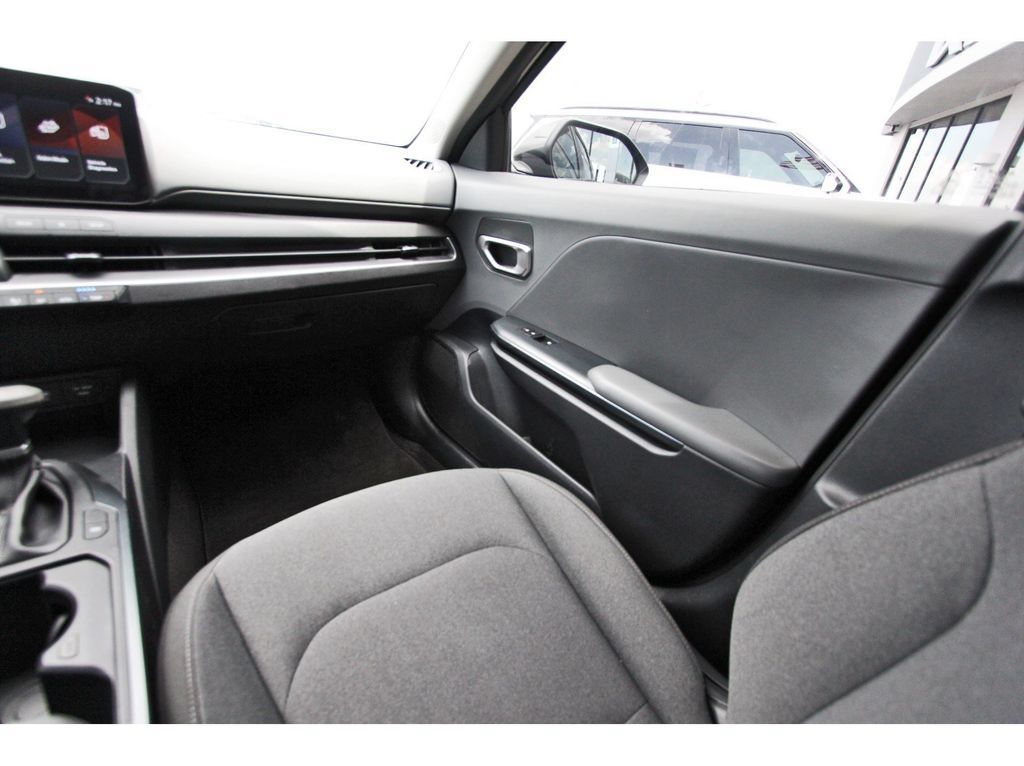 Used 2025 Kia K4 FWD image 11