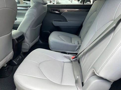 Used 2026 Toyota Highlander Limited image 17