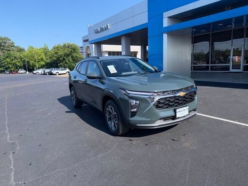 New 2026 Chevrolet Trax LT w/ LT Convenience Package FWD image 2