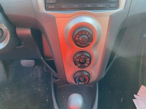 Used 2011 Toyota Yaris 4-Door Hatchback image 14