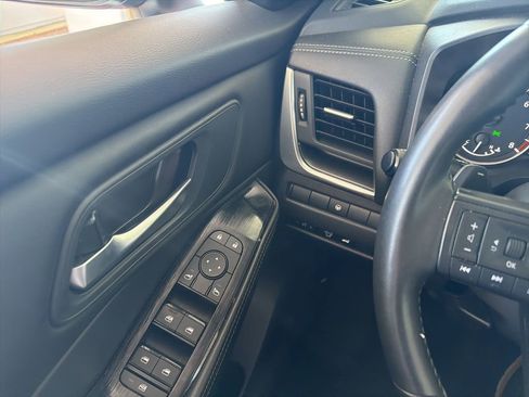Used 2025 Nissan Rogue SV FWD image 18