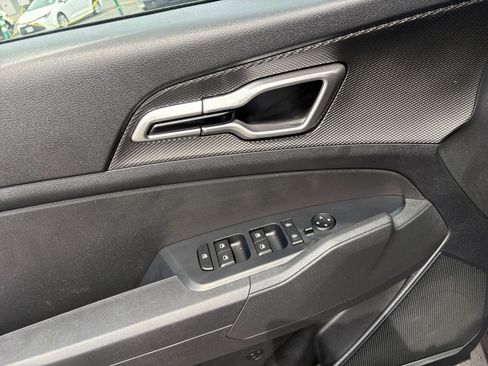 Used 2025 Kia Sportage LX image 18