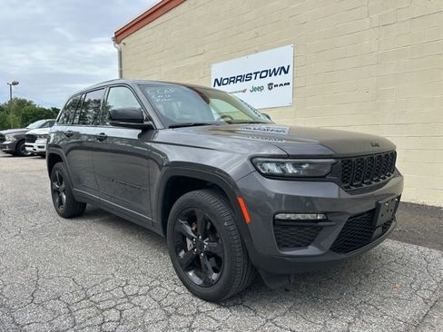 Used 2023 Jeep Grand Cherokee Limited w/ Black Appearance Package AWD/4WD image 1