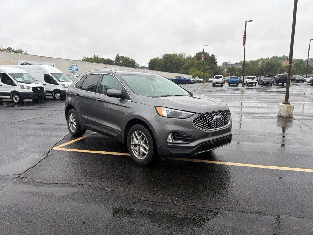 Used 2023 Ford Edge SEL w/ Convenience Package AWD/4WD image 3