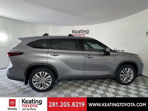 New 2026 Toyota Highlander Platinum image 4