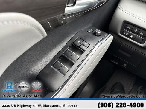 Used 2026 Toyota Highlander Platinum image 25