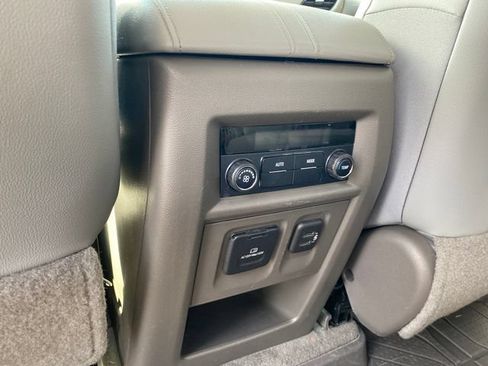 Used 2020 Chevrolet Traverse LT w/ LT Premium Package FWD image 21