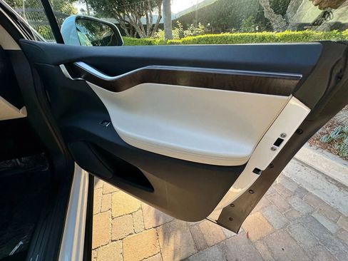 Used 2017 Tesla Model X 75D image 34