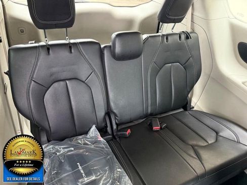 Used 2022 Chrysler Pacifica Touring-L w/ Uconnect Theater Family Group image 19