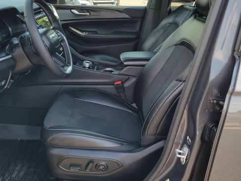 Used 2025 Jeep Grand Cherokee Altitude AWD/4WD image 6