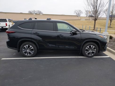 Certified 2024 Toyota Highlander XLE image 11