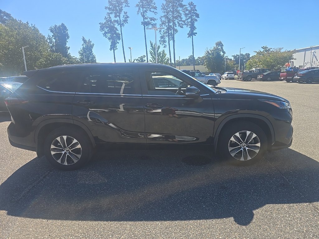 Used 2024 Toyota Highlander XLE AWD/4WD image 4
