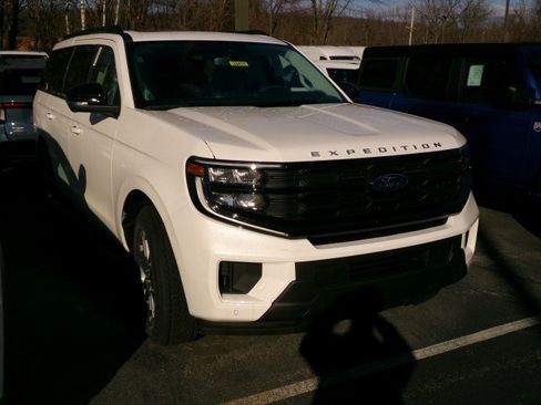 New 2025 Ford Expedition Active image 3