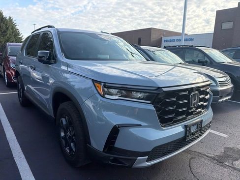 Used 2025 Honda Pilot TrailSport image 4