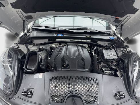 Used 2025 Porsche Macan image 12