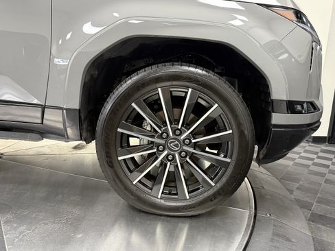 Used 2025 Lexus GX 550 w/ Accessory Package (2T) AWD/4WD image 9