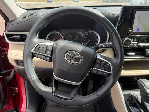 Used 2023 Toyota Highlander XLE FWD image 16